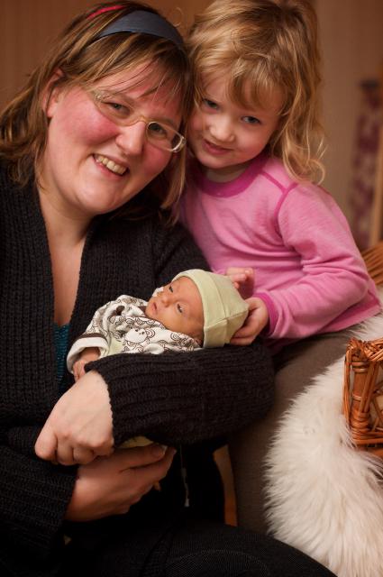 Mor og døtrene (by Morten Brekkevold) Mor og døtrene